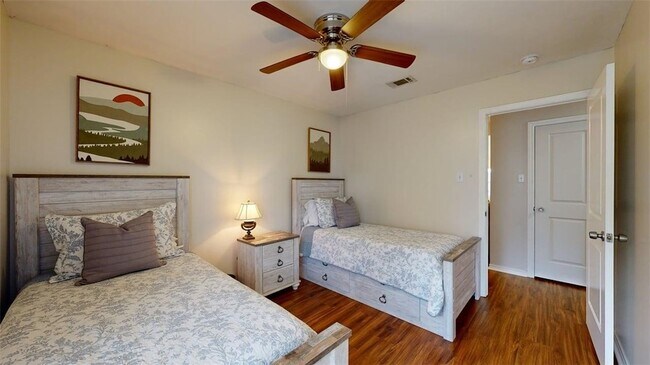 Building Photo - 810 Camellia Ct