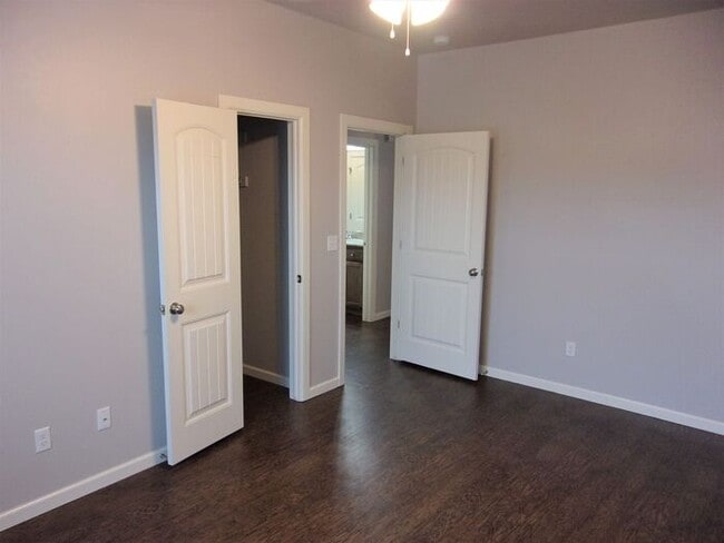 Building Photo - 2 bed 1 Bath 1 Car Garage Townhome in Del City