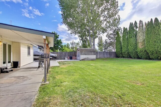 Building Photo - 925 N Stonehenge Way
