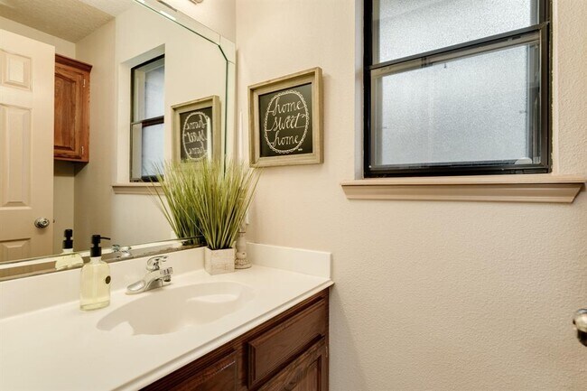 Building Photo - 112 Portulaca St