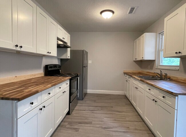 Building Photo - 3106 Greenway Dr
