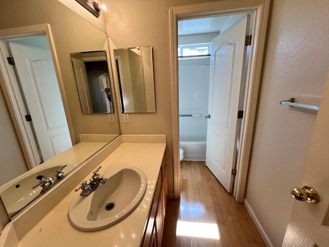 Building Photo - SPACIOUS FOUR BEDROOM HOUSE IN HAMILTON