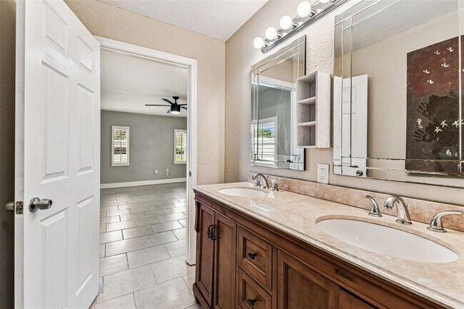 Building Photo - 2580 Granada Cir W