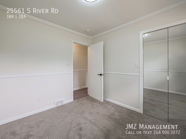 Building Photo - 25561 S River Rd
