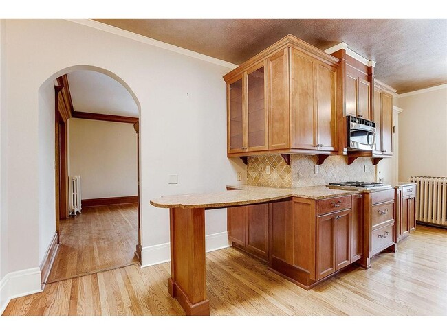 Building Photo - 808 Summit Ave