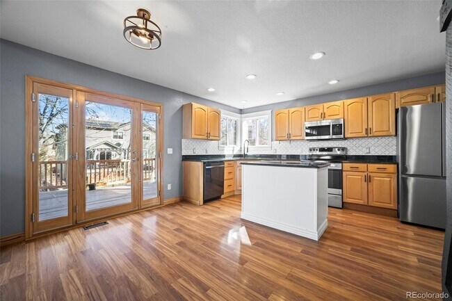 Building Photo - 421 W English Sparrow Dr