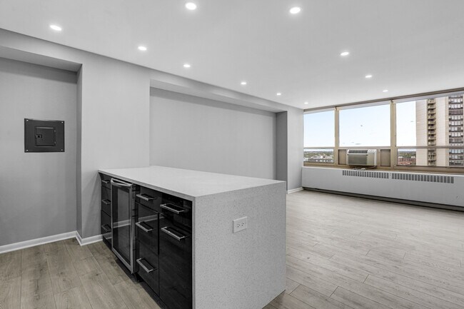 Building Photo - 3950 N Lake Shore Dr