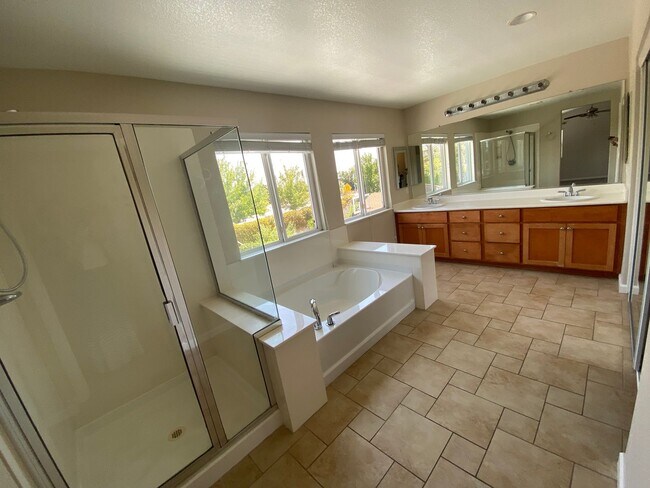 Building Photo - 5106 Rowe Dr