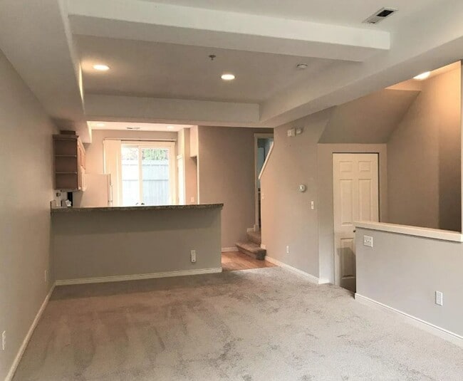 Building Photo - 2Bd/2.5Ba Issaquah Townhouse