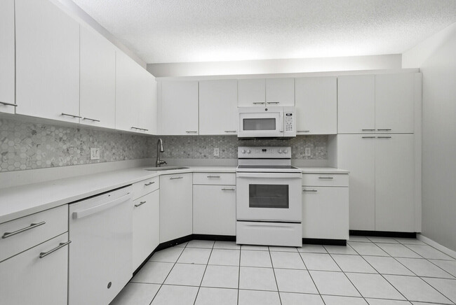 Building Photo - 5155 Europa Dr