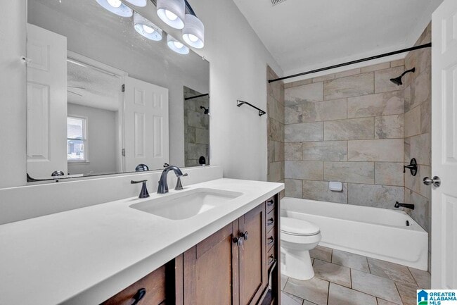 Building Photo - 2555 Hampstead Dr