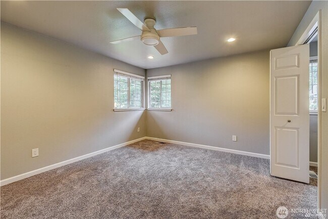 Building Photo - 3bd/2.5ba Renton Home