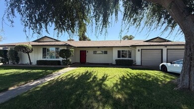 Building Photo - Beautiful Porterville Home! Available Now for Showing!
