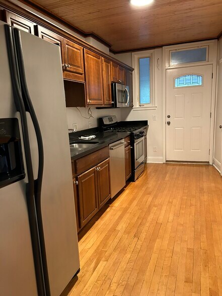 Building Photo - 2737 W Lunt Ave