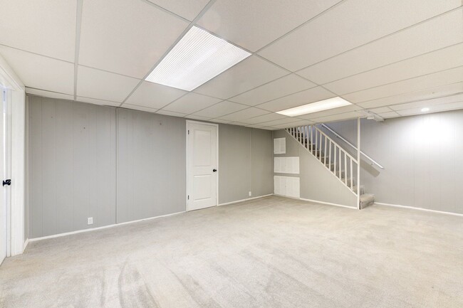 Building Photo - 3633 Shores Dr