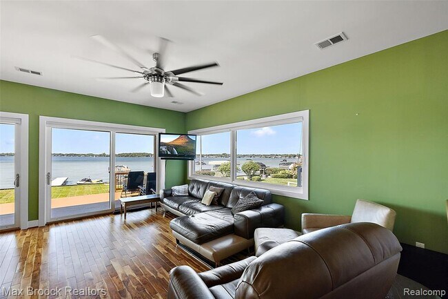 Building Photo - 2022 Willow Beach St