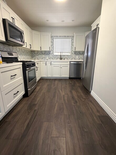Kitchen - 3052 Honolulu Ave