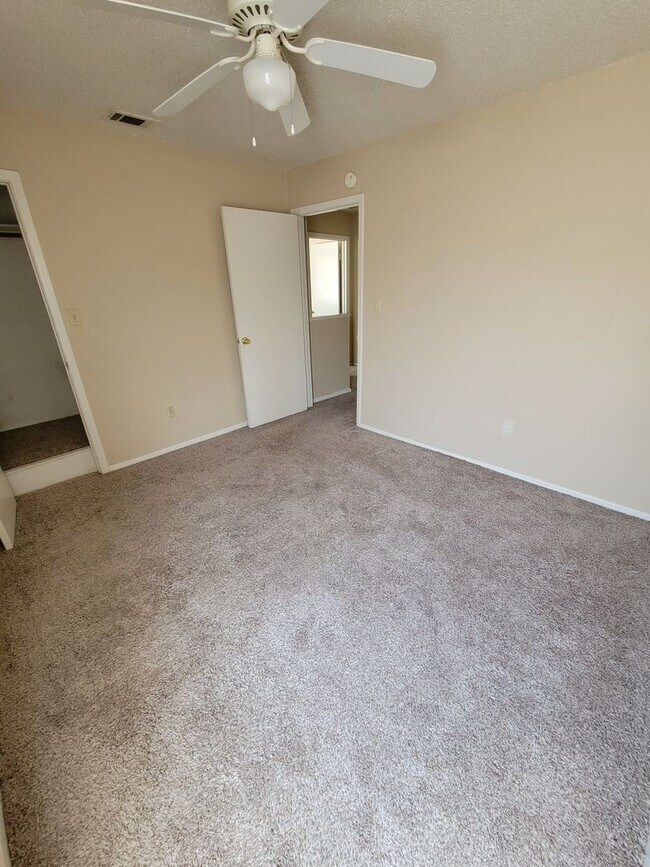 Building Photo - College Station - 2 bedroom / 1.5 bath Fou...