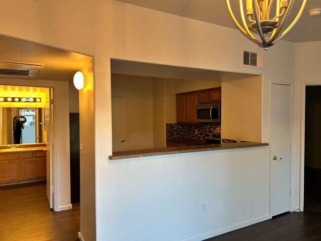 Building Photo - Beautiful unfurnished 2 bedroom in the Sou...