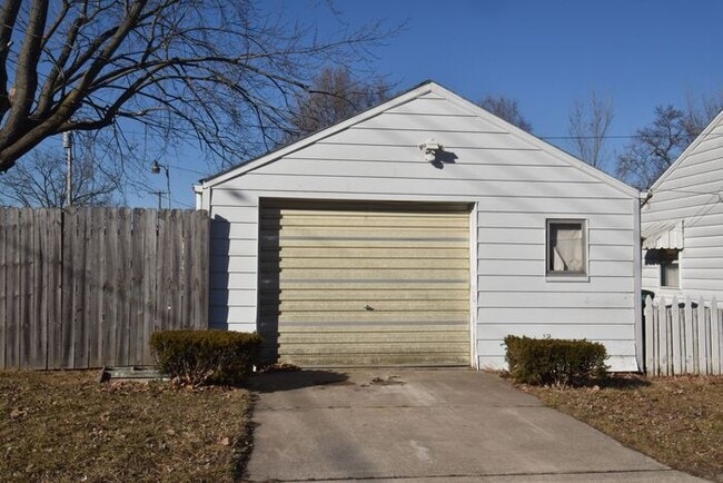 Building Photo - Mishawaka South West Near Park and local u...