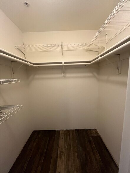 Building Photo - 1385 W University Ave