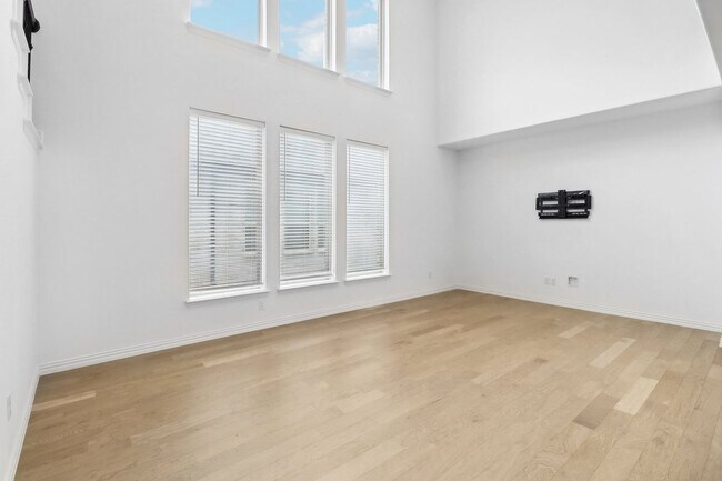 Building Photo - 1200 Milfoil Dr