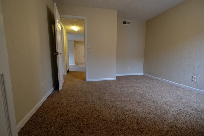Building Photo - 2 Bed, 1 Bath near a park and C. Trail, Great Neighborhood!