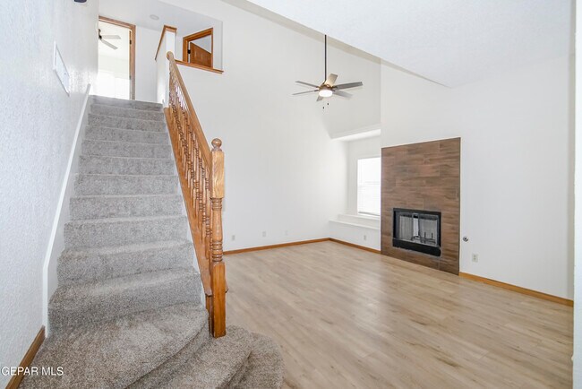 Building Photo - 929 Totonaca Ln