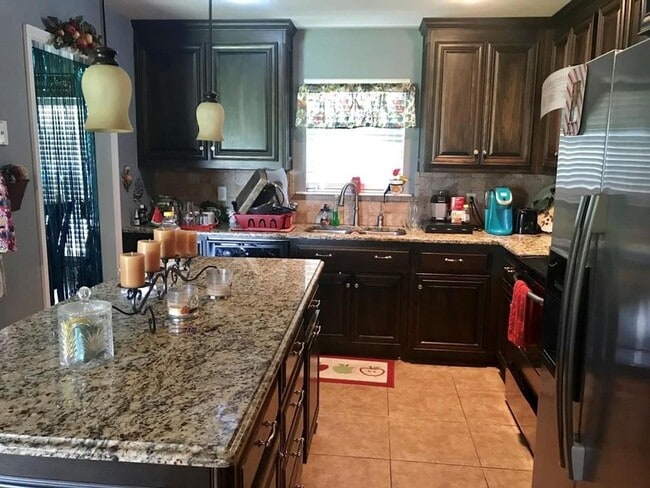 Building Photo - Spacious 3BR/2BA Home in Miller Farms with...