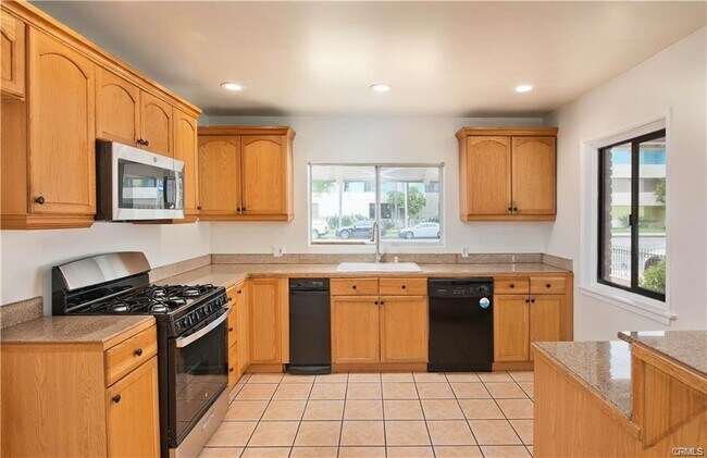 Primary Photo - 18063 Burbank Blvd