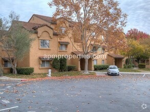 Building Photo - Lovely 1 Bedroom, Commuter's Dream in Gate...