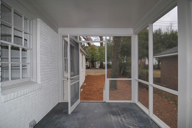 Building Photo - Beautiful 3 bedroom/2 bath house in highly desirable Shandon location! Available June 2026!