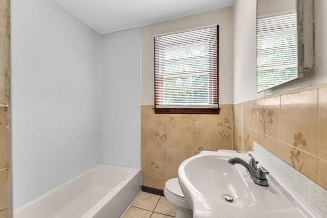 Building Photo - Quiet Coastal Home
