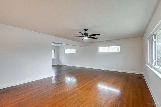 Building Photo - Three Bedroom Two Bathroom House For Rent