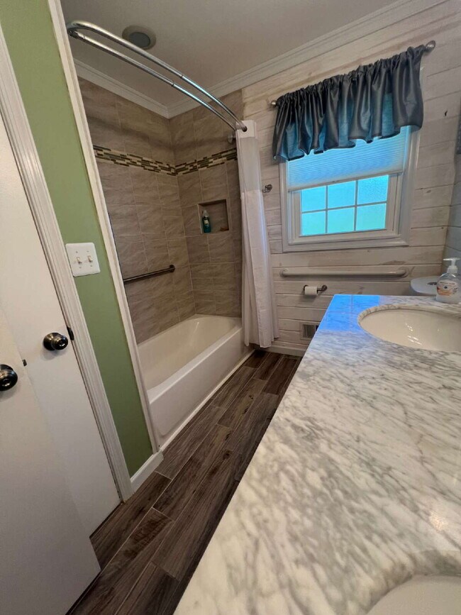 Building Photo - Lovely One Level House in SW Roanoke! 3 Bd...