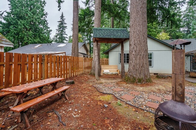 Building Photo - 3 Bedroom 2 Bath Single Level with Fence B...