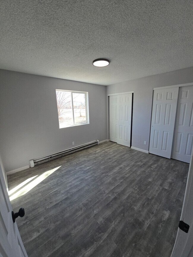 Building Photo - 2 Bed 1 Bath Apartment