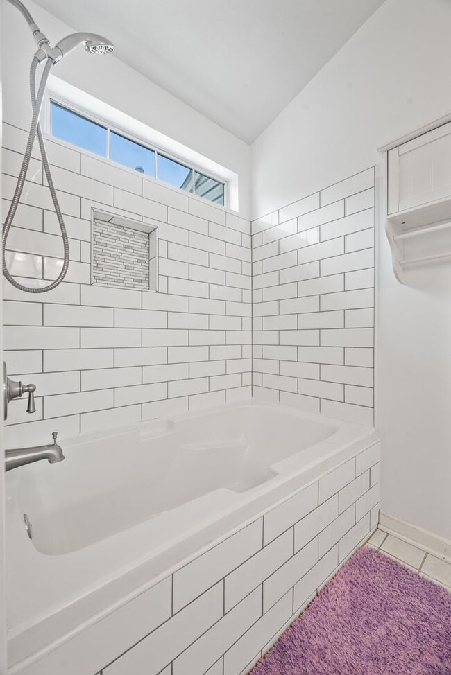 Building Photo - Townhouse, 2 bedroom, 2.5 baths in Yorktow...