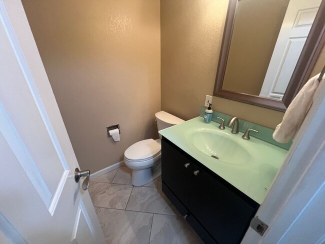 Building Photo - Beautiful 3 bed 2.5 bath Townhouse in Campbell with AC. This is a must see.