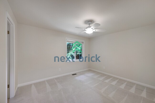Building Photo - Spacious 5-Bedroom Haven with 3 Full Baths in Redmond – Your Dream Home Awaits!