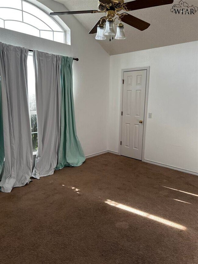 Building Photo - 902 Sugarbush Ln