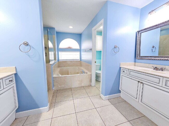 Building Photo - Waterfront Pool Home in Desirable Sunset Lakes