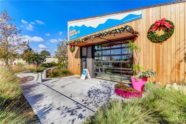 Building Photo - 130 Spectacle