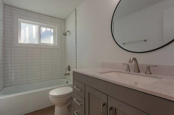 Building Photo - 102 E Hattie Ave