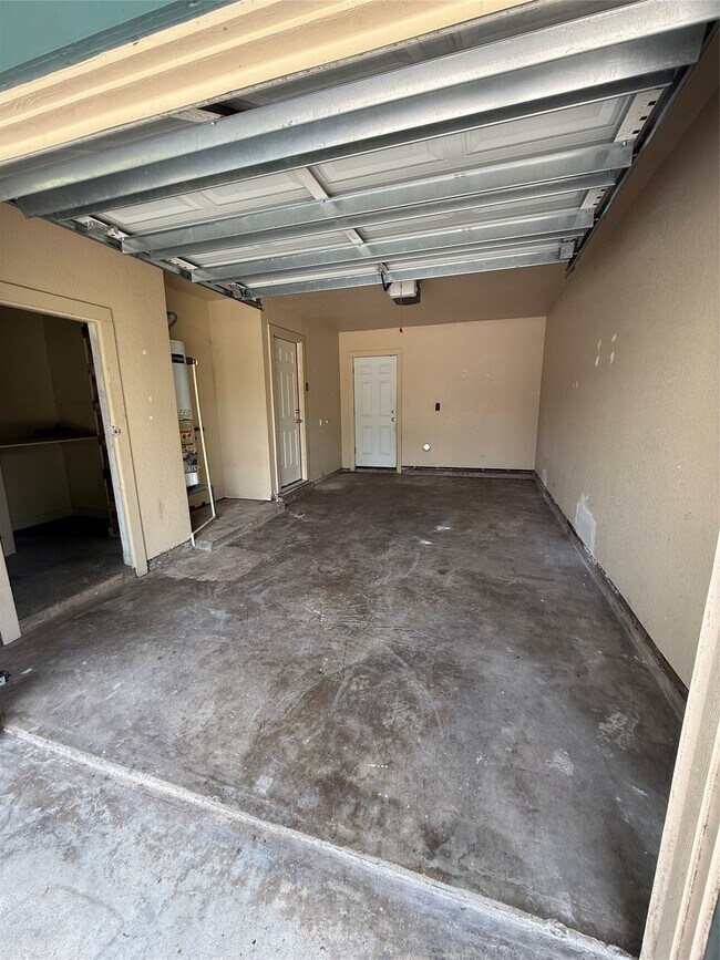 Building Photo - 104 Mimosa St