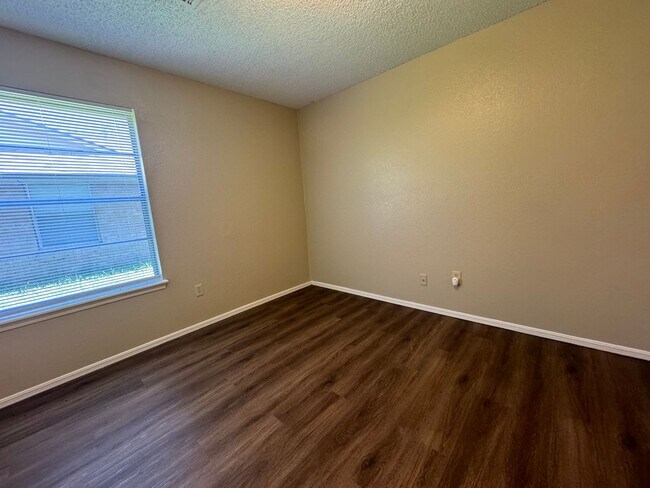 Building Photo - 125th East Ave. Duplex
