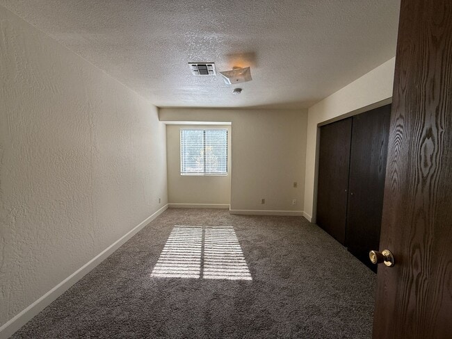 Building Photo - 1 Bedroom Condo for Rent South Reno (Donner Creek Village)