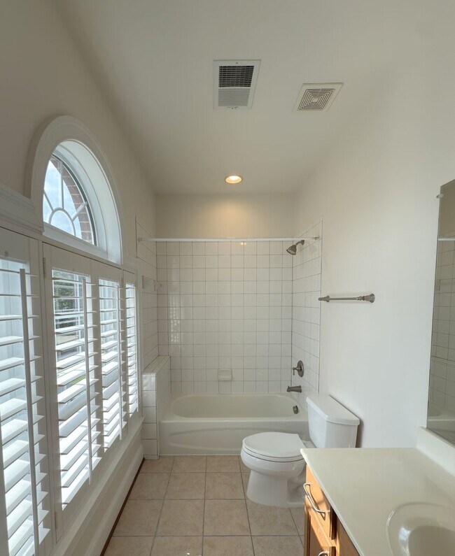 Building Photo - Spacious 4 Bed 5.5 Bath Home in Annandale,...