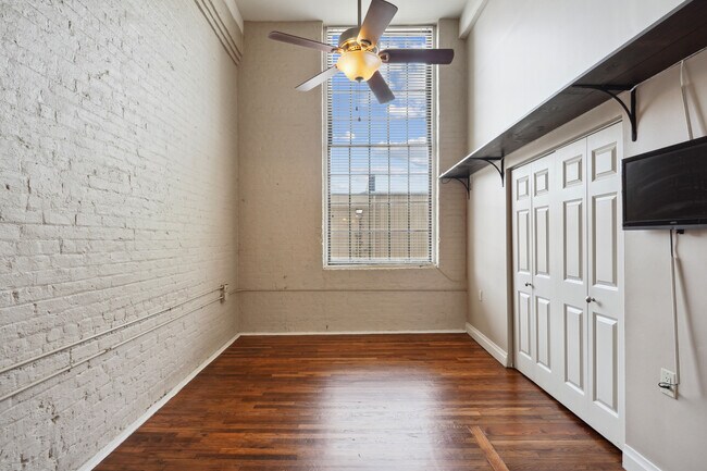 Building Photo - 920 Poeyfarre St