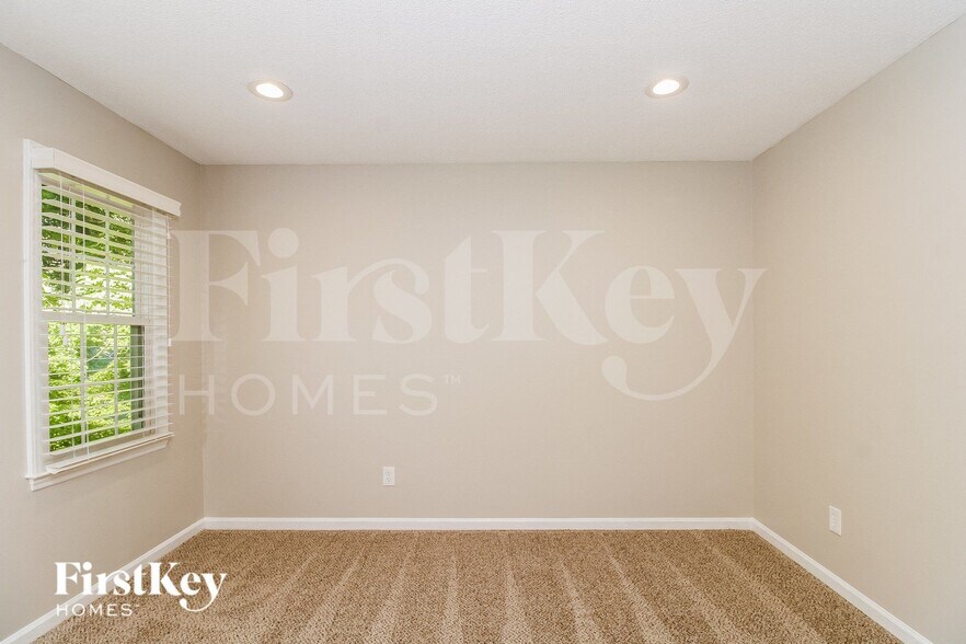 Building Photo - 402 Willow Spring Ct